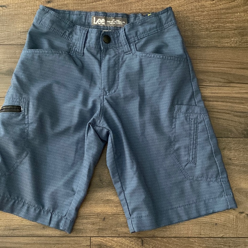 Lee hybrid material shorts size 8 pockets and zippers great condition